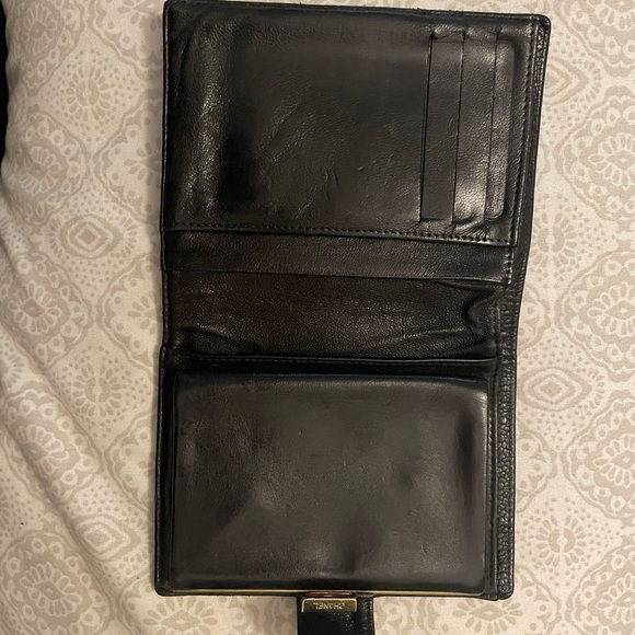 💕CHANEL
Caviar Kisslock Wallet - Picture 10 of 12